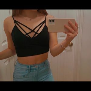 Black Garage Cropped Tank🤍